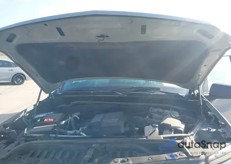 2024 Chevrolet Silverado 1500 z USA, uszkodzony, nr VIN 1GCUDEE82RZ340244